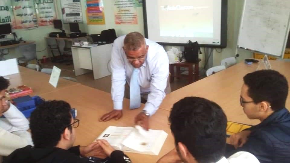 Ahmed Gomaa explaining how to use learning resources during a teacher workshop